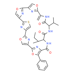 ChemSpider 2D Image | 20-sec-Butyl-23-isopropyl-26-methylene-16-phenyl-3,11,15,28-tetraoxa-7-thia-19,22,25,30,31,32,33,34-octaazahexacyclo[25.2.1.1~2,5~.1~6,9~.1~10,13~.1~14,17~]tetratriaconta-1(29),2(34),4,6(33),8,10(32),
12,14(31),16,27(30)-decaene-18,21,24-trione | C35H32N8O7S