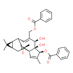 ChemSpider 2D Image | [(1S,4S,5S,6R,9S,10R,12R,14R)-4-(Benzoyloxy)-5,6-dihydroxy-3,11,11,14-tetramethyl-15-oxotetracyclo[7.5.1.0~1,5~.0~10,12~]pentadeca-2,7-dien-7-yl]methyl benzoate | C34H36O7