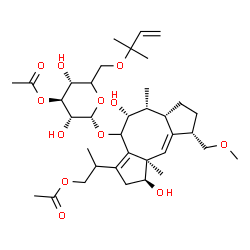 ChemSpider 2D Image | 2-[(1S,5R,6R,6aS,9S,9aE,10aR)-4-{[(5xi)-3-O-Acetyl-6-O-(2-methyl-3-buten-2-yl)-alpha-D-xylo-hexopyranosyl]oxy}-1,5-dihydroxy-9-(methoxymethyl)-6,10a-dimethyl-1,2,4,5,6,6a,7,8,9,10a-decahydrodicyclopen
ta[a,d][8]annulen-3-yl]propyl acetate | C36H56O12